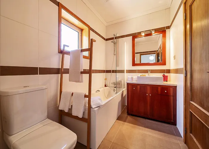 Refugio Entre O Pomar E O Rio Douro Willa Raiva